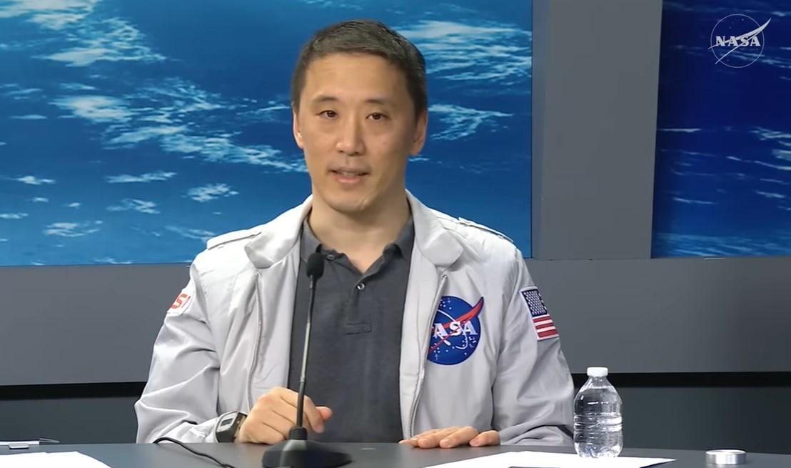 본문 이미지 - 21일(현지시간) 미국 항공우주국(NASA·나사) 소속의 한국계 미국인 우주비행사 조니 김이 245일간의 임무를 마치고 귀환한 뒤 유튜브로 생중계된 기자회견에서 질문에 답하고 있다. <사진=NASA 유튜브 갈무리>