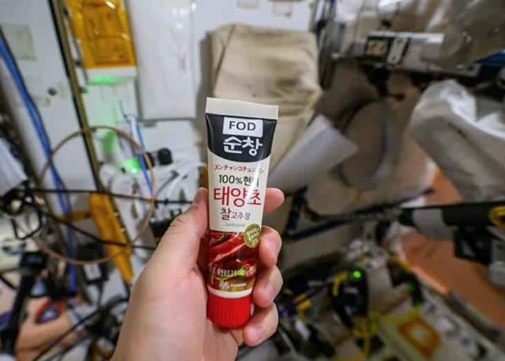 조니 김이 지난 4월 30일 국제우주정거장(ISS)에서 찍은 순창 고추장 사진. <사진=조니 김 인스타그램 갈무리>
