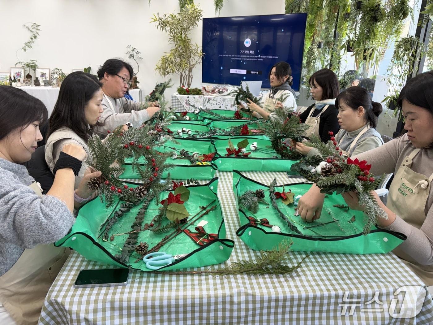 본문 이미지 - 서울시 가드닝 프로그램에 참여하는 시민들 모습