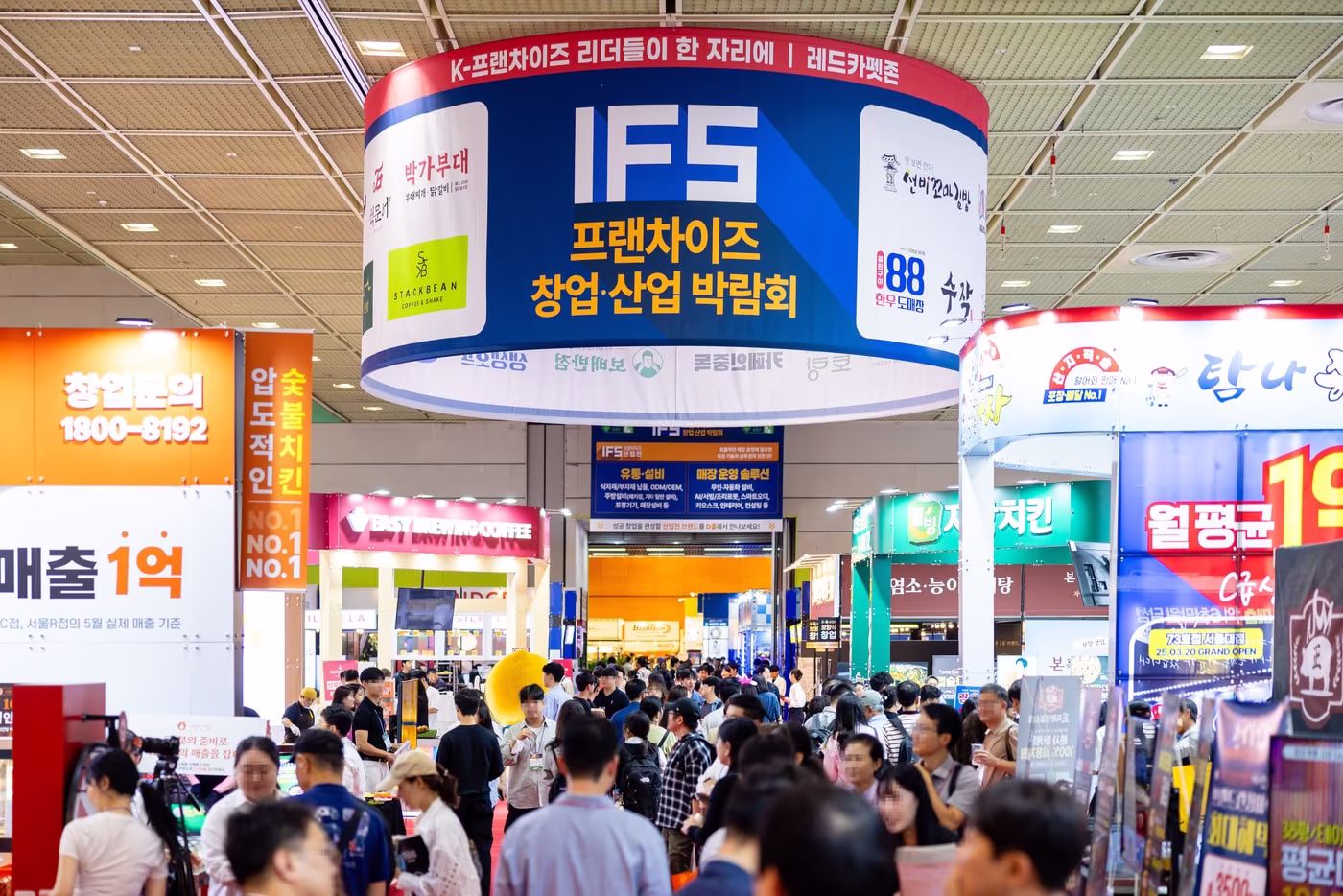 지난 9월 25~27일 서울 코엑스에서 열린 2025 하반기 제59회 IFS 프랜차이즈 창업 산업 박람회 전시장에서 창업 희망자들이 전시장을 둘러보고 있다.(프랜차이즈협회 제공)