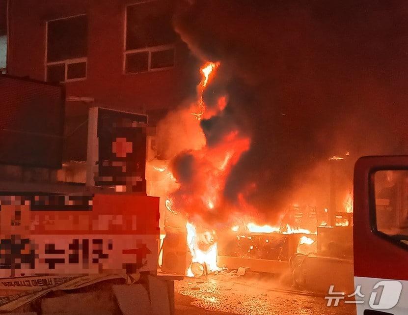 본문 이미지 - 22일 오전 1시 26분쯤 포항시 남구 구룡포읍 한 식당 건물에서 불이 나 소방 당국이 진화하고 있다.(경북소방본부 제공.재판매 및 DB 금지)2025.12.22/뉴스1