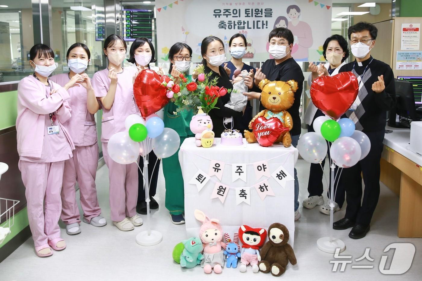 대구에서 출생 체중이 400g도 안돼 생존이 위태롭던 초극소저체중출생아(극초미숙아)가 의료진의 치료와 부모의 헌신적 돌봄으로 무사히 집으로 돌아갔다. 사진은 극초미숙아였던 이유주 양의 퇴원을 축하하는 대구가톨릭대병원 의료진. (대구가톨릭대병원 제공. 재판매 및 DB 금지)/뉴스1