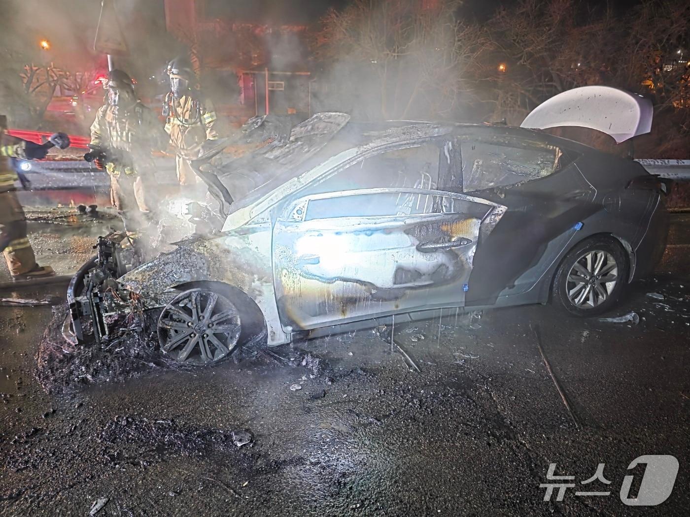 본문 이미지 - 21일 오후 8시31분쯤 경북 청도군 이서면 대곡리에서 국도를 달리던 승용차에서 불이 나 소방 당국인 진화하고 있다.(경북소방본부 제공. 재판매 및 DB 금지)2025.12.22/뉴스1