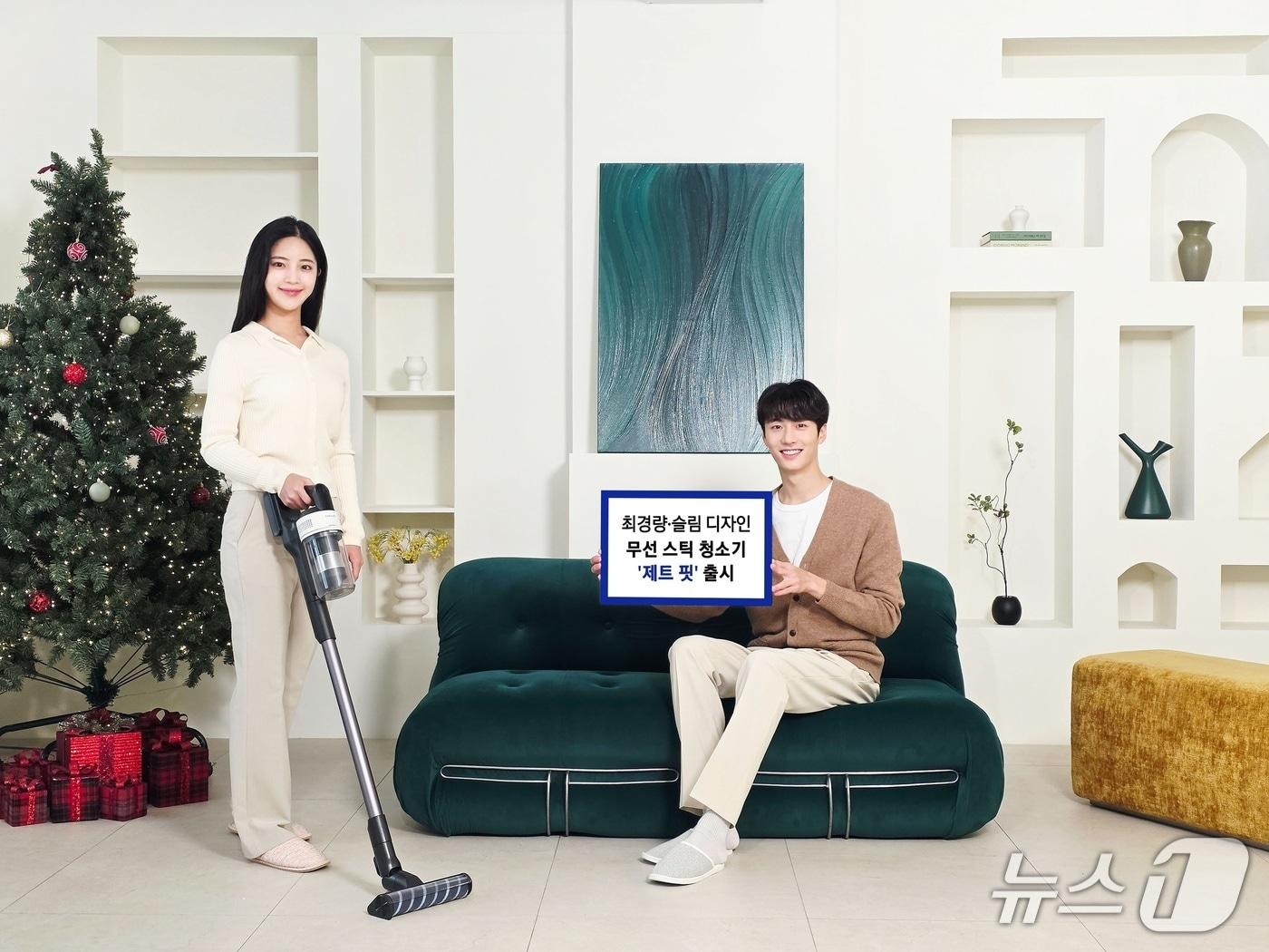 본문 이미지 - 삼성전자가 가볍고 슬림한 디자인과 최대 180W의 흡입력을 갖춘 삼성전자 무선 스틱 청소기 '제트 핏(Jet Fit)' 신제품을 출시했다. (사진제공 = 삼성전자) 