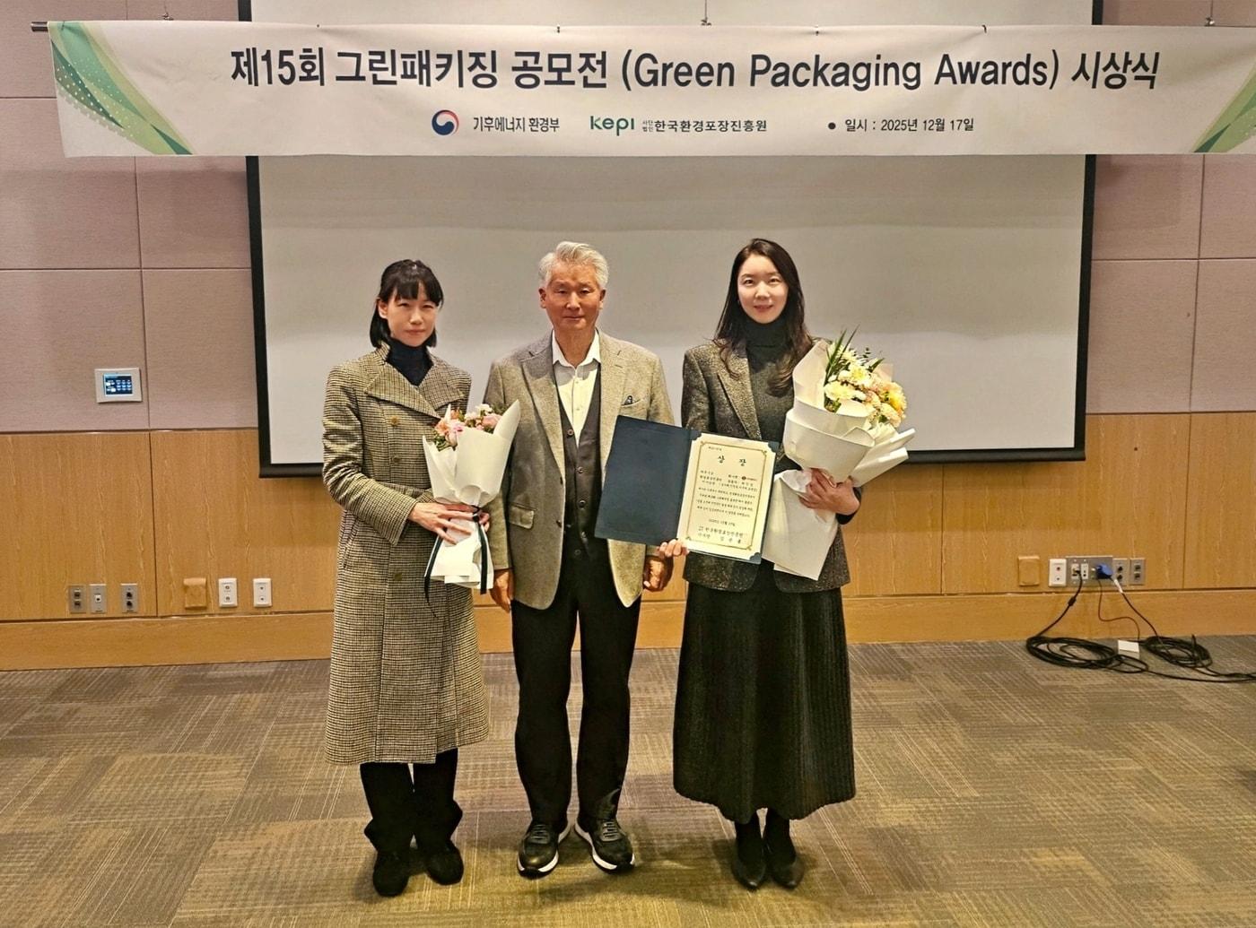 본문 이미지 - 제15회 그린패키징 공모전 최우수상 수상 기념사진. 왼쪽부터 도윤정 롯데웰푸드 식품표시팀 담당, 한국환경포장진흥원 김용률 이사장, 박인경 롯데중앙연구소 Packaging Solution 연구원.(롯데웰푸드 제공)