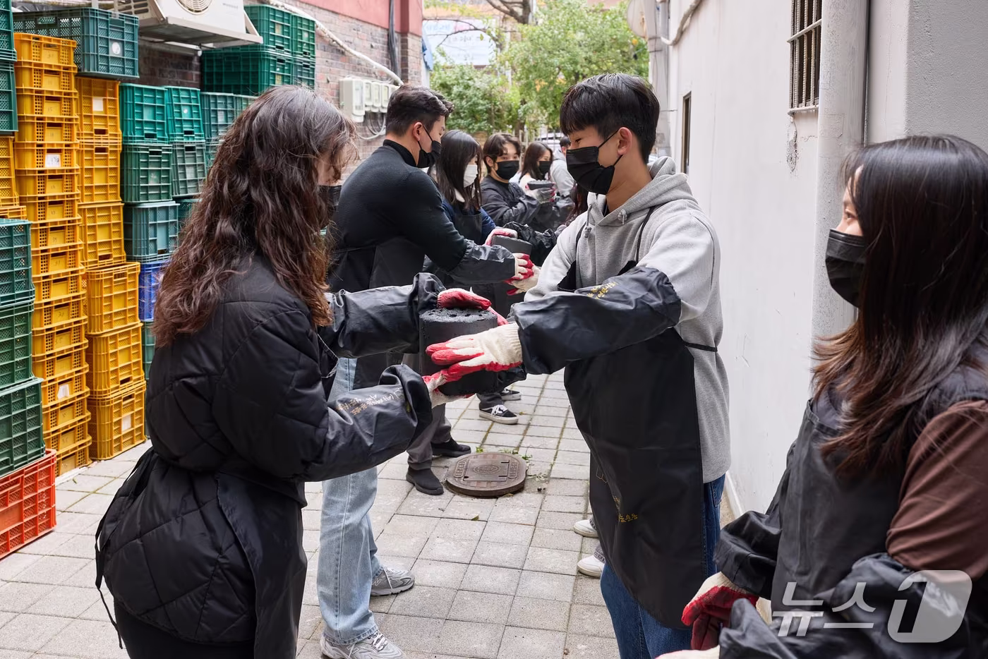 넥센타이어 연탄 기부 및 전달 봉사 활동 사진. (넥센타이어 제공) 