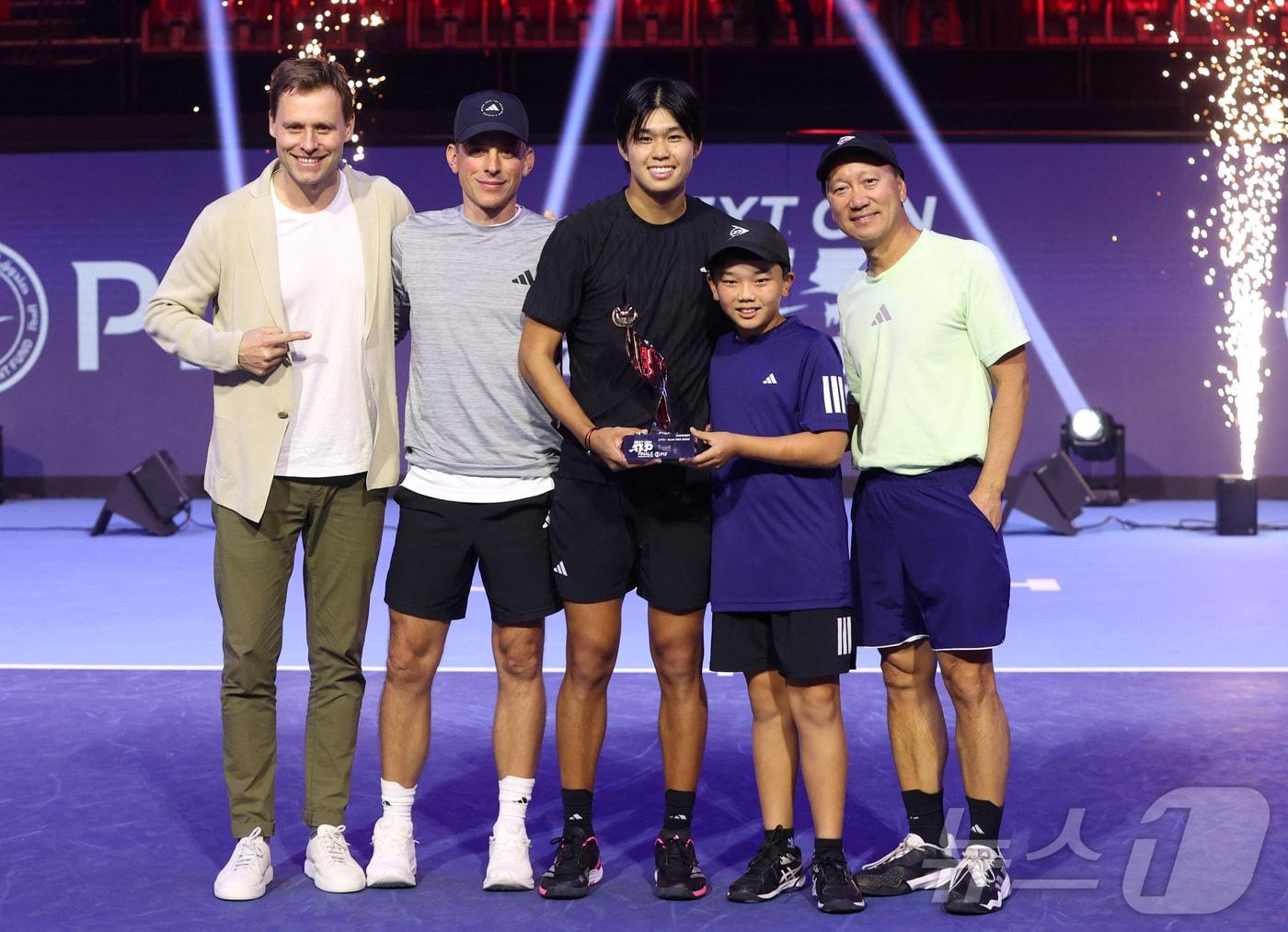 본문 이미지 - U20 넥스트 젠 파이널스 단식에서 우승한 러너 티엔(가운데). ⓒ 로이터=뉴스1