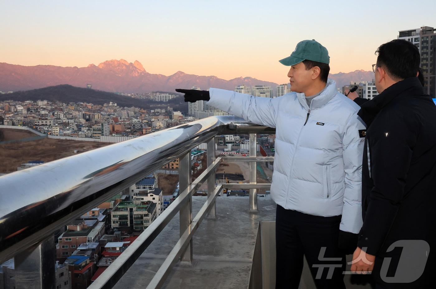 오세훈 서울시장이 22일 오전 서울 성북구 북부간선도로 고가 인근 강북횡단 지하고속도로 사업 현장을 찾아 둘러보고 있다. 2025.12.22/뉴스1 ⓒ News1 김진환 기자