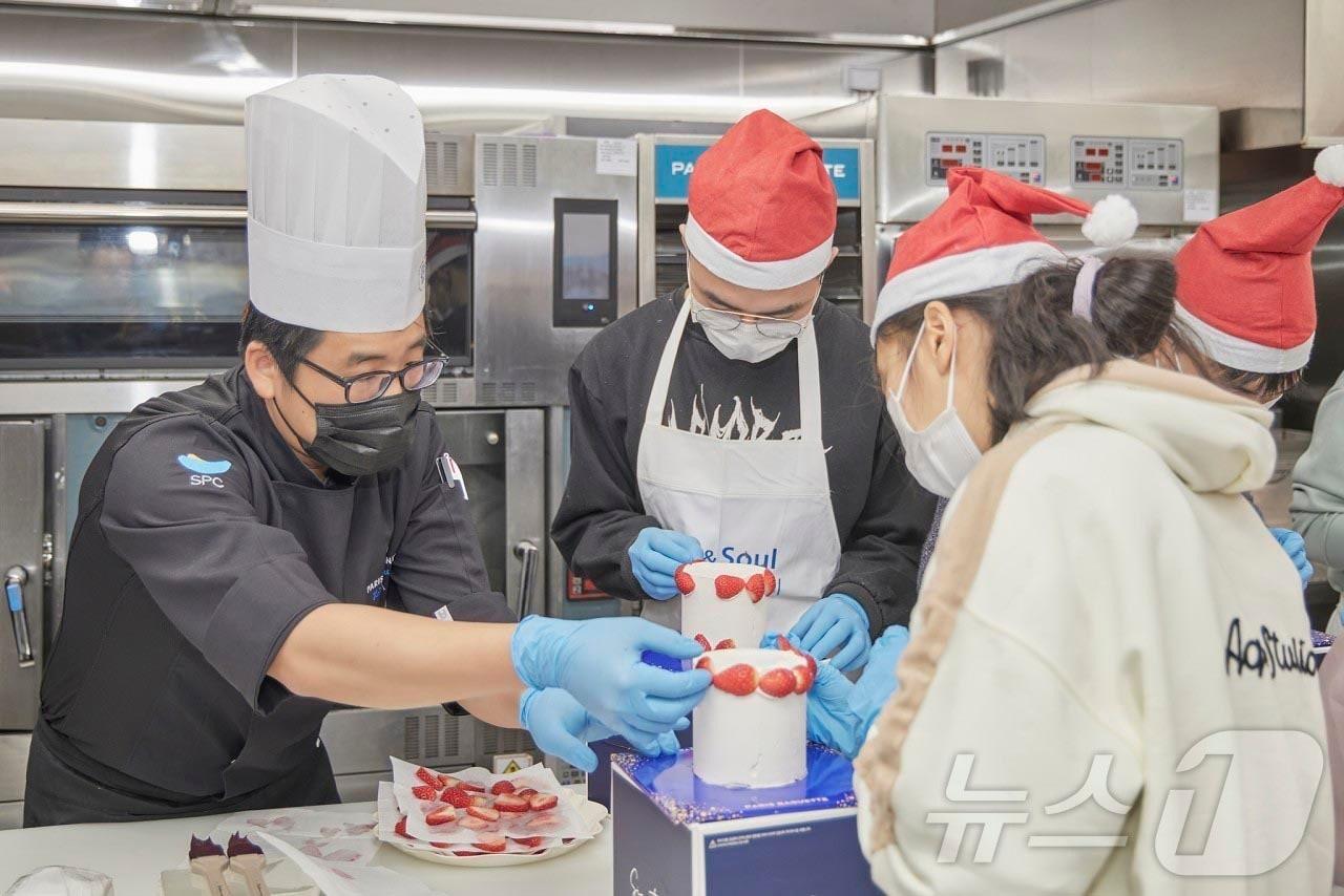 본문 이미지 -  제과제빵 기술교육 장면. (자료사진. 재판매 및 DB 금지) 