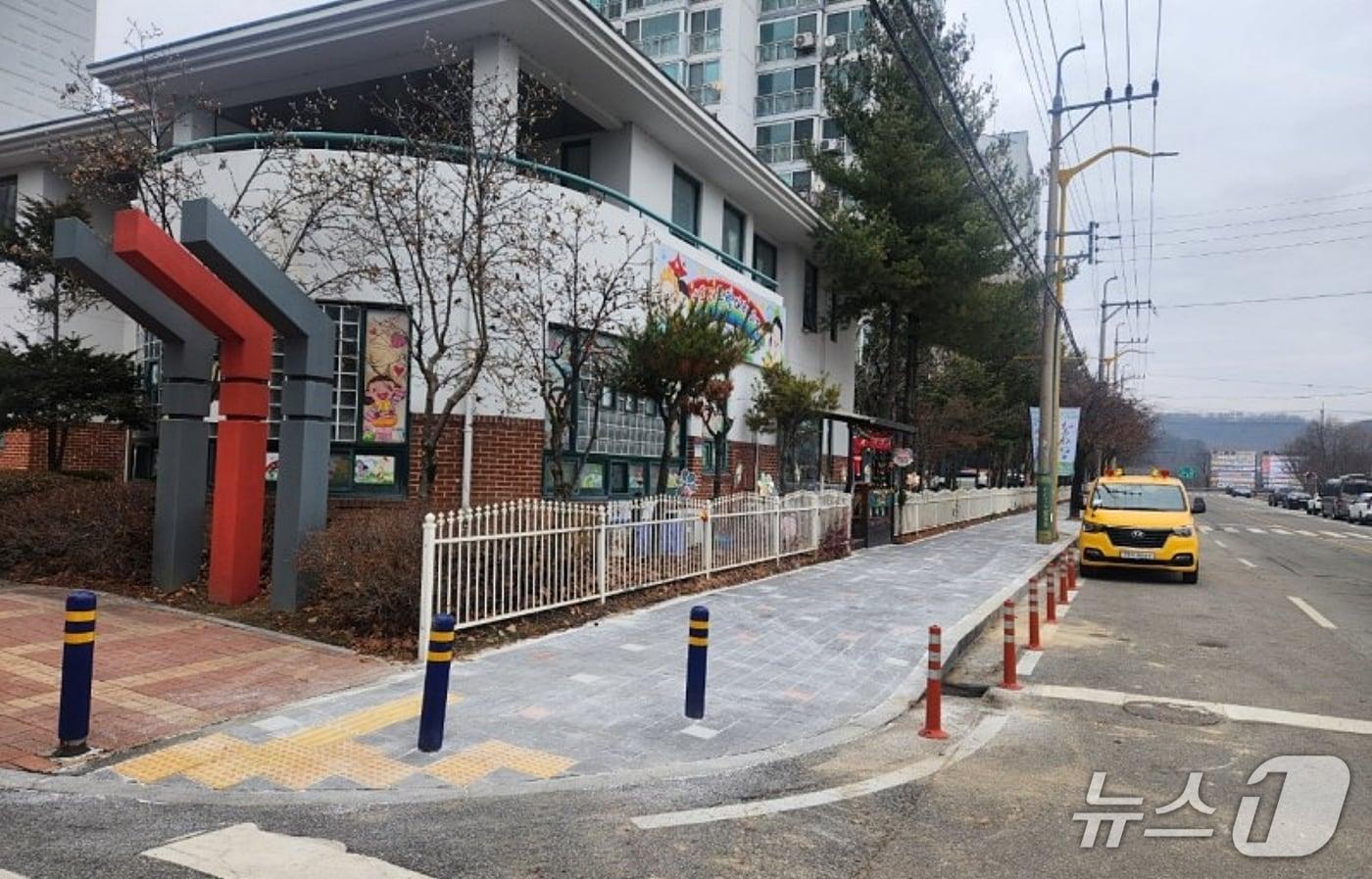 충북 증평군 증평읍 장동리 일원 리틀대통령 어린이집 앞 보행로 정비공사가 마무리됐다.(증평군 제공, 재판매 및 DB금지)/뉴스1
