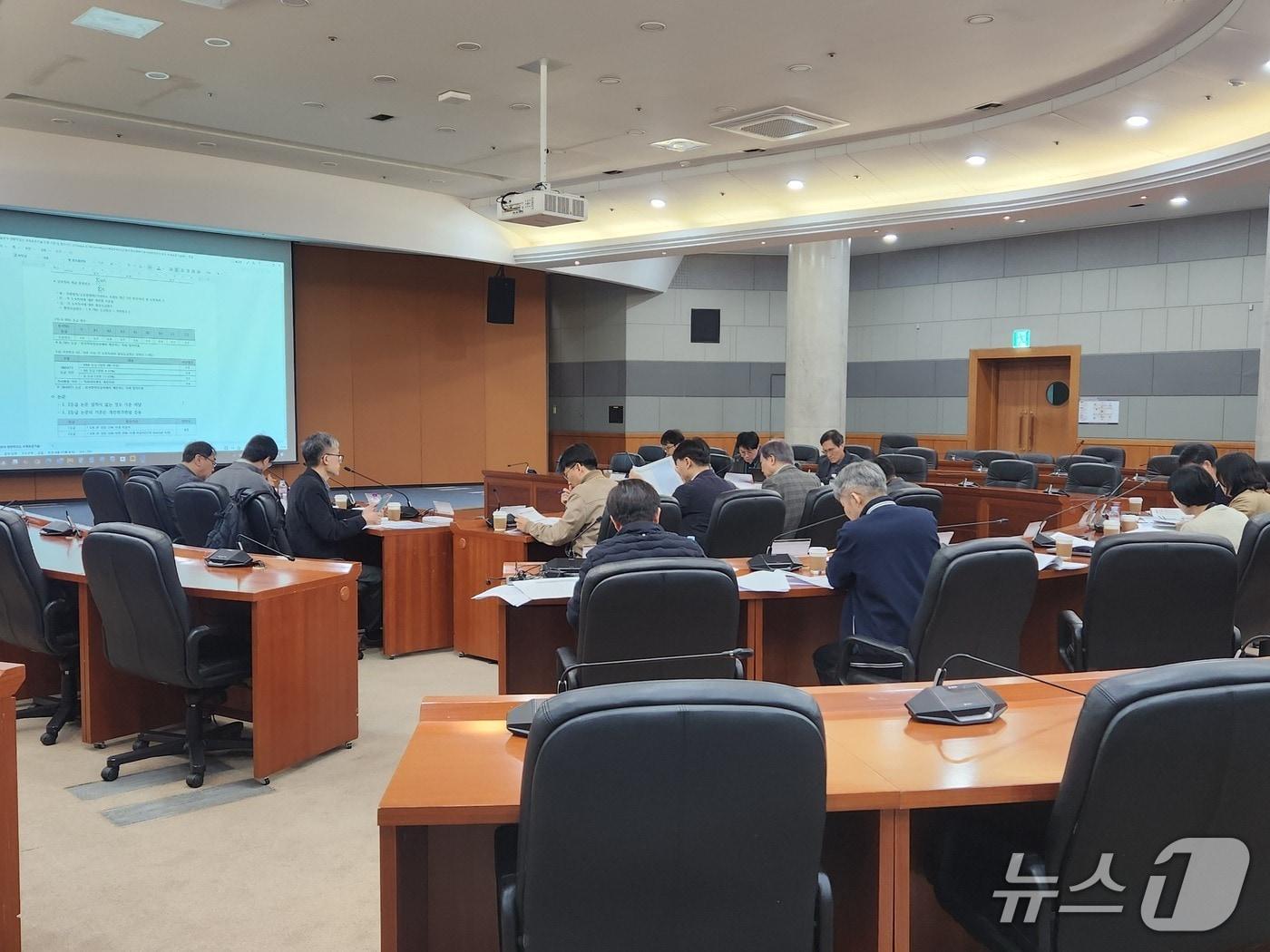 본문 이미지 - ETRI 내·외부 전문가로 구성된 평가위원회가 영향력 있는 국제표준기술에 대해 평가를 진행하는 모습(ETRI 제공) /뉴스1