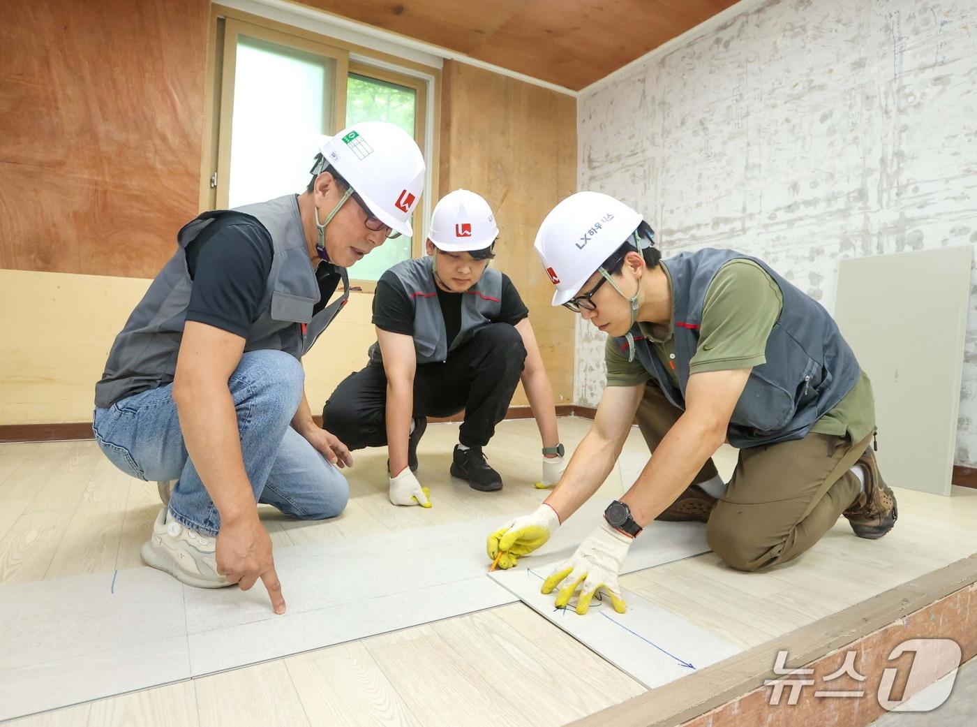본문 이미지 - 경기 평택에 위치한 'LX Z:IN 인테리어 아카데미'에서 교육생들이 바닥재 시공 실습을 진행하고 있다. (LX하우시스 제공. 재판매 및 DB금지)