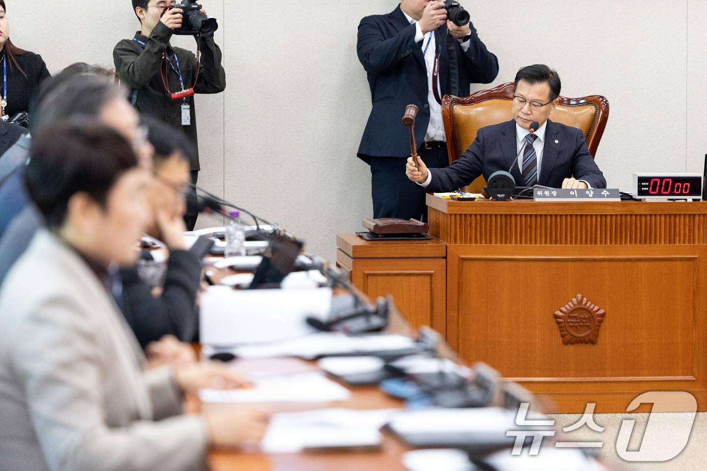 22일 서울 여의도 국회에서 열린 제430회국회(임시회) 국토교통위원회 12.29 여객기 참사 진상규명을 위한 국정조사특별위원회 제1차 전체회의에서 이양수 위원장이 의사봉을 두드리고 있다. 2025.12.22/뉴스1 ⓒ News1 이승배 기자