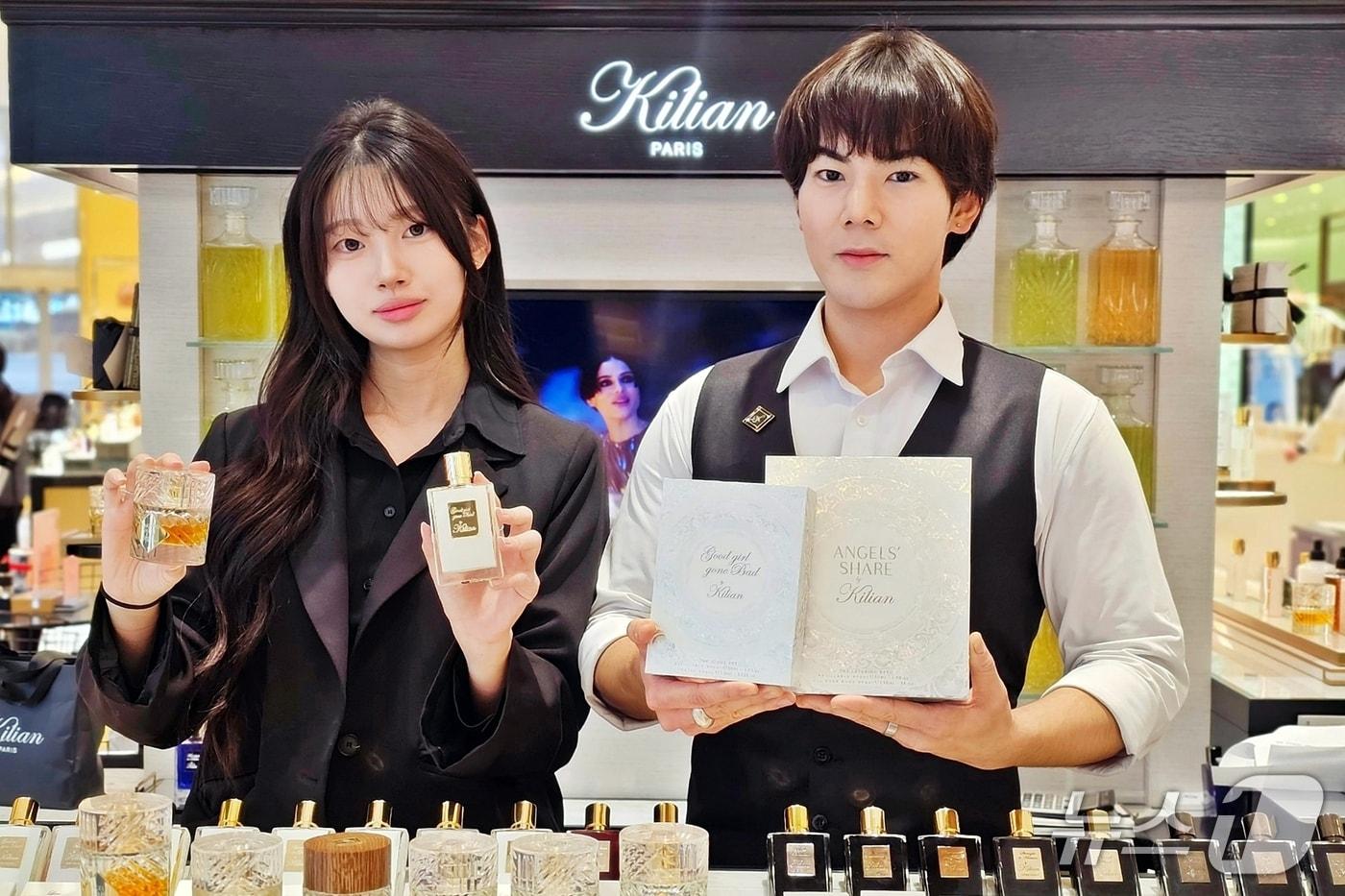 신세계백화점 센텀시티 관계자들이 향수 브랜드 '킬리안 파리'의 제품을 소개하고 있다.(신세계 센텀시티 제공. 재판매 및 DB 금지)