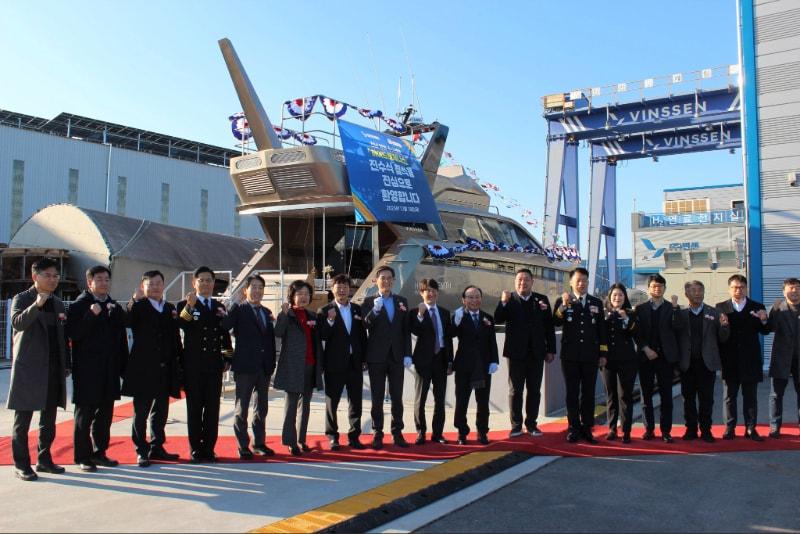 본문 이미지 - 수소연료전지 추진선박 '하이드로 제니스' 진수식에서 주요 내빈들이 기념촬영을 하고 있다 / 사진=㈜빈센(VINSSEN)