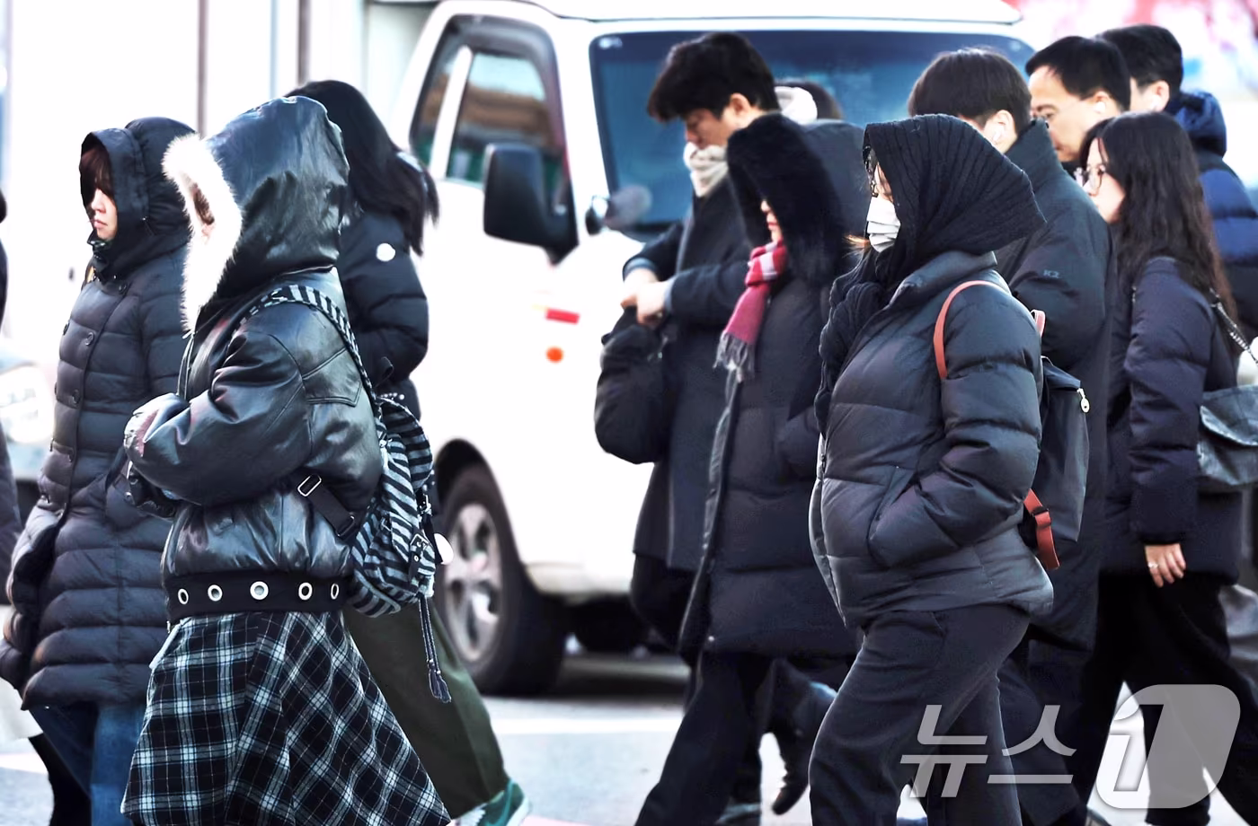 절기상 동지인 지난 22일 오전 서울 광화문사거리에서 출근길 시민들이 발걸음을 재촉하고 있다. 2025.12.22/뉴스1 ⓒ News1 황기선 기자