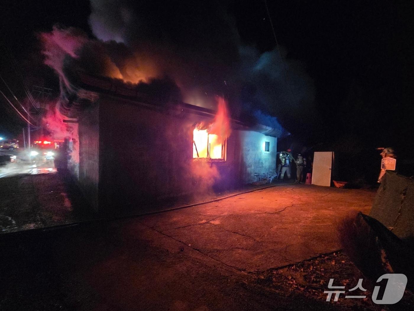 본문 이미지 - 논산 부적면 덕평리 단독주택 화재 현장. (논산소방서 제공, 재판매 및 DB금지) / 뉴스1 