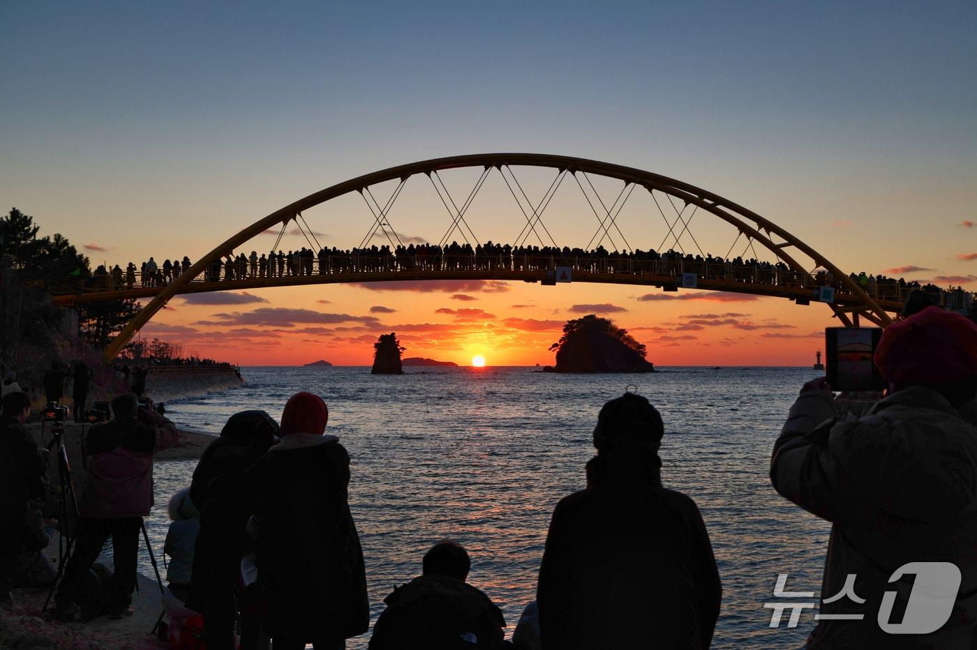 해넘이 행사가 펼쳐지는 안면도 껓지해수욕장(태안군 제공. 재판매 및 DB금지)2025.12.22/뉴스1