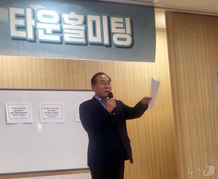 본문 이미지 - 이개호 국회의원이 전남도민과 타운홀미팅을 갖고 동부권 전남도청 제2청사 건립이 필요하다고 강조하고 있다.(이개호 제공. 재배포 및 DB 금지)