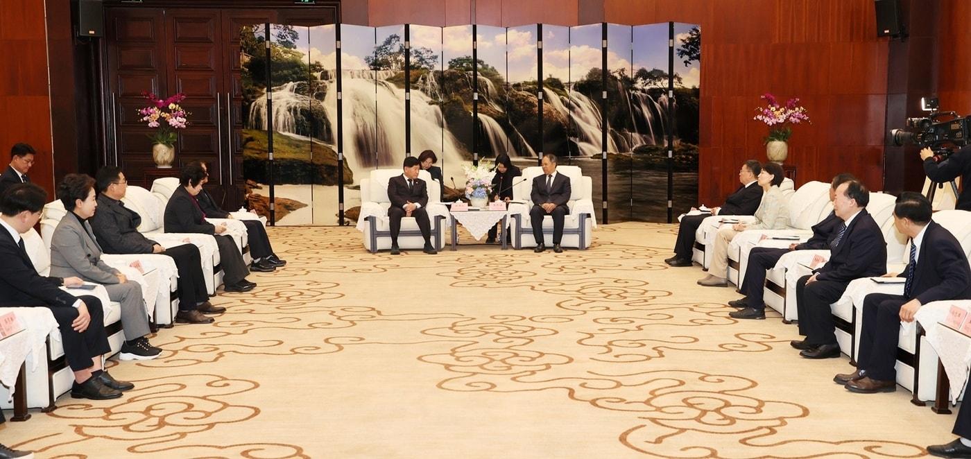 홍성현 충남도의회 의장(가운데 왼쪽)이 타오 창하이 인민대표대회 상무위원회 부주임과 공식 접견하는 모습.(충남도의회 제공. 재판매 및 DB금지)/뉴스1