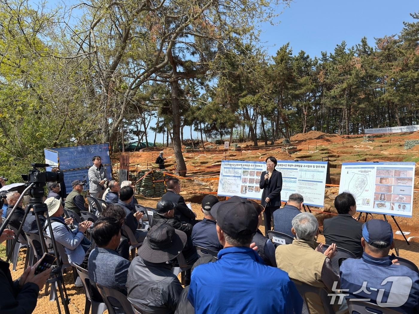 본문 이미지 - 선감학원 공동묘역 유해발굴 현장 자료사진.(경기도 제공. 재판매 및 DB금지)