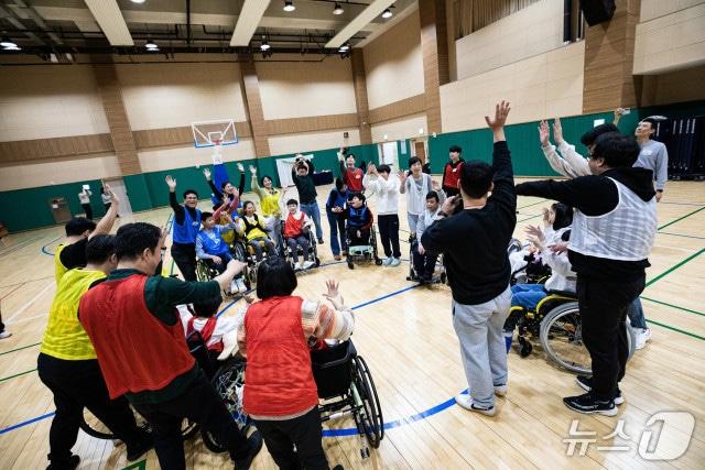 본문 이미지 - SK행복나눔재단 ‘2025년 하반기 휠체어 운동 페스티벌’에 참여한 아동과 가족들이 함께 즐거워하고 있다.