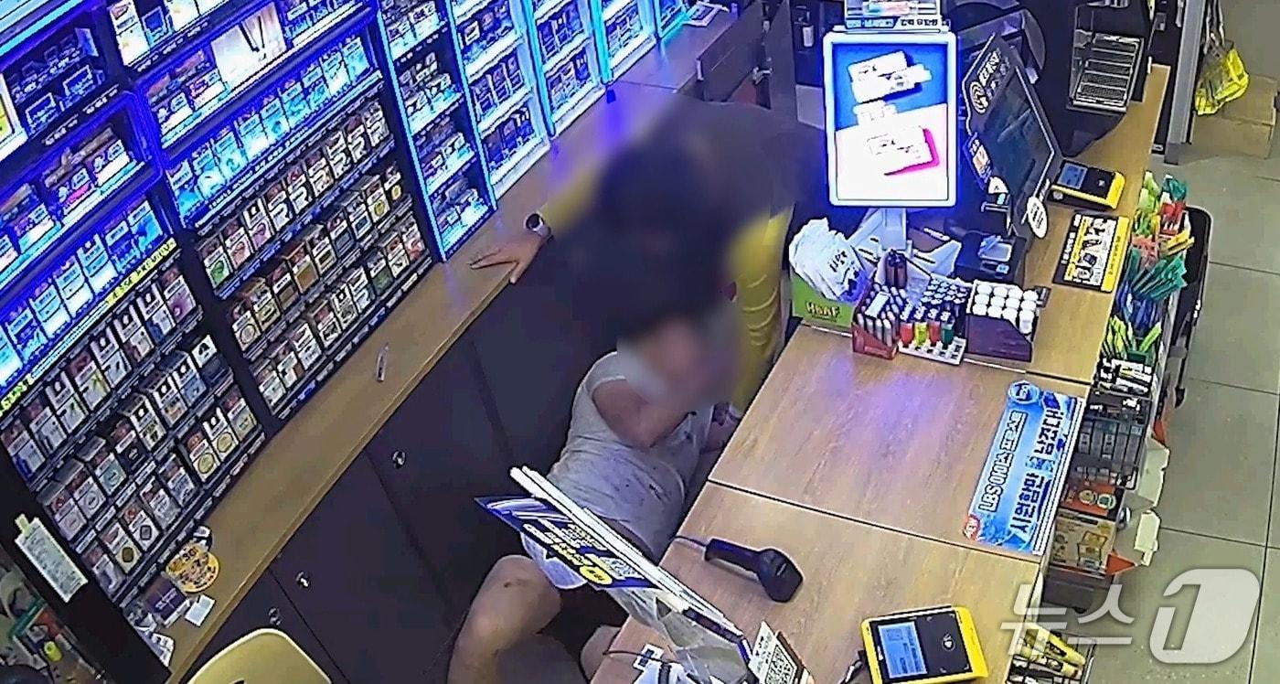 음주·무면허 택시 절도범이 편의점 계산대에 숨어있는 모습. (대전경찰청 제공. 재판매 및 DB금지) 2025.12.22/뉴스1