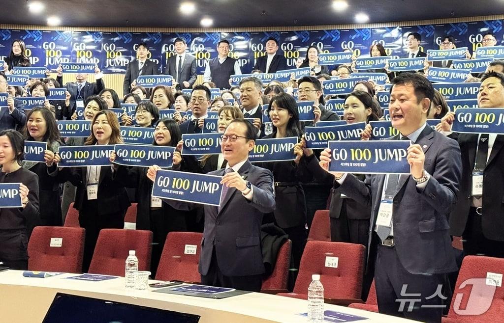 본문 이미지 - 동양생명 성대규 대표이사(앞줄 오른쪽에서 두 번째)가 FC영업본부 지점장 및 매니저 등 200여 명과 함께 지난 18일 경기도 고양시 소재 동양생명인재개발원에서 열린 ‘2026 FC영업본부 리더스 비전 써밋(Leaders Vision Summit)’에서 미래 성장 비전을 공유하며 기념 촬영을 하고 있다./사진제공=동양생명