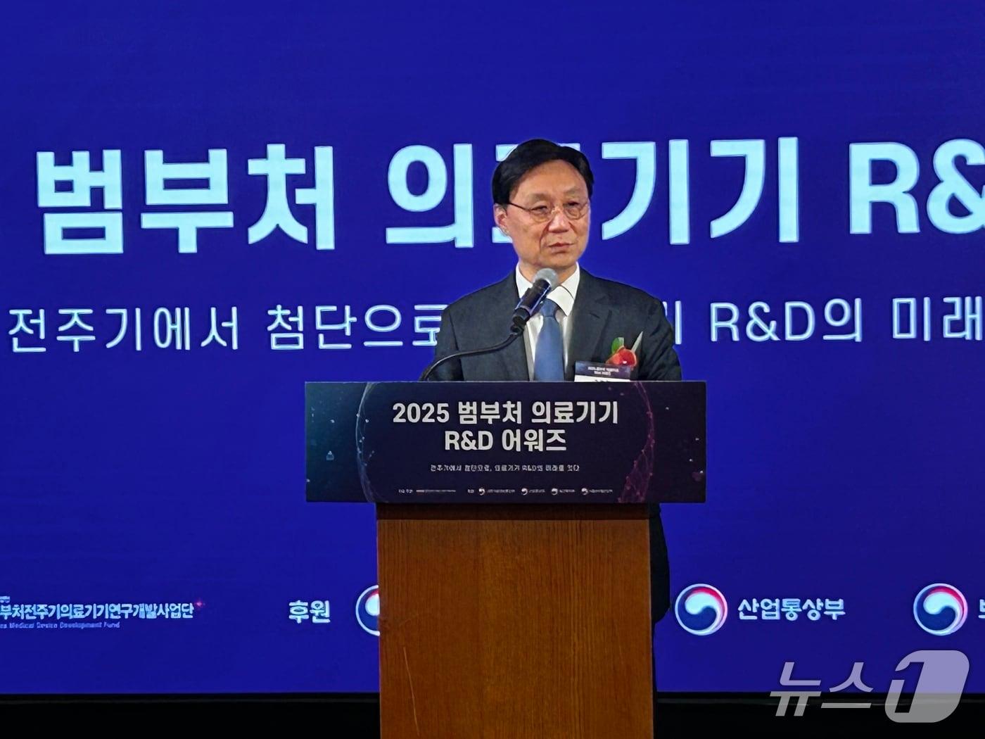 본문 이미지 -  김법민 범부처전주기의료기기연구개발사업단장이 22일 서울 중구 소공동 롯데호텔 사파이어볼룸에서 열린 '2025 범부처 의료기기 R&D 어워즈'에서 개회사를 하고 있다. 2025.11.22/뉴스1 ⓒ News1 문대현 기자