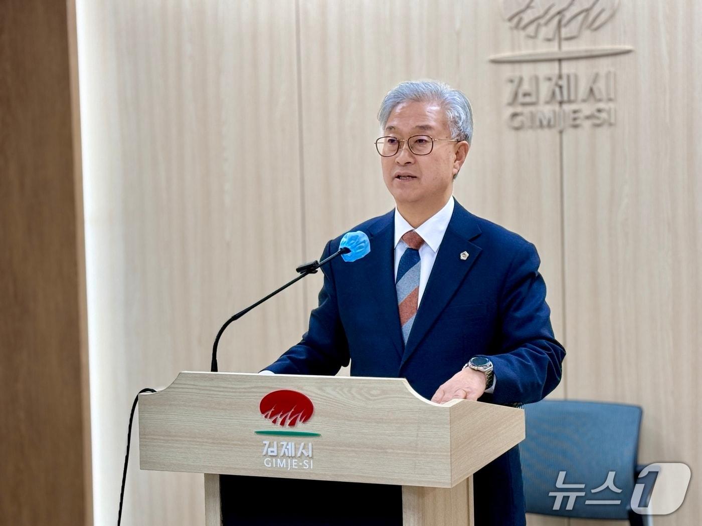 본문 이미지 - 나인권 전북도의회 의원이 22일 김제시청 브리핑룸에서 내년 지방선거 김제시장 출마선언 기자회견을 갖고 있다.2025.12.22/뉴스1 ⓒ News1 김재수 기자