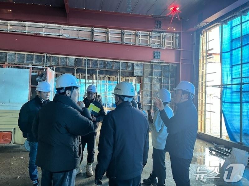 본문 이미지 - 파주시 공사현장 점검팀이 데크플레이트 공법 활용 공사현장에 대해 안전점검을 벌이고 있다. (파주시 제공, 재판매 및 DB금지)