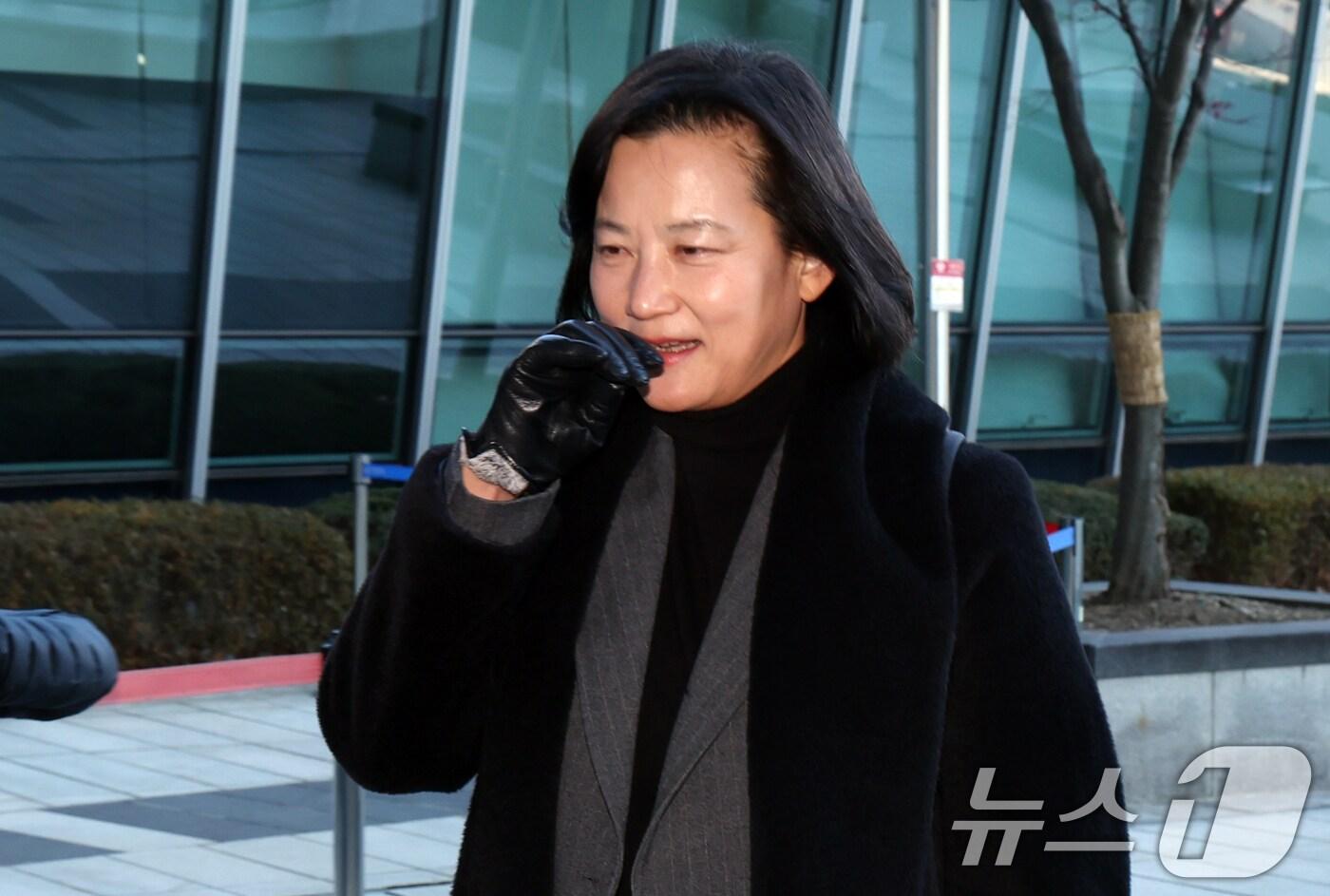 본문 이미지 - 최근 법무부 인사에서 고검검사급 보직으로 사실상 강등된 정유미 검사장이 22일 오전 서울 서초구 서울행정법원에서 열린 인사 효력을 멈춰달라며 낸 집행정지 신청 심문기일에 출석하고 있다. 2025.12.22/뉴스1 ⓒ News1 김명섭 기자