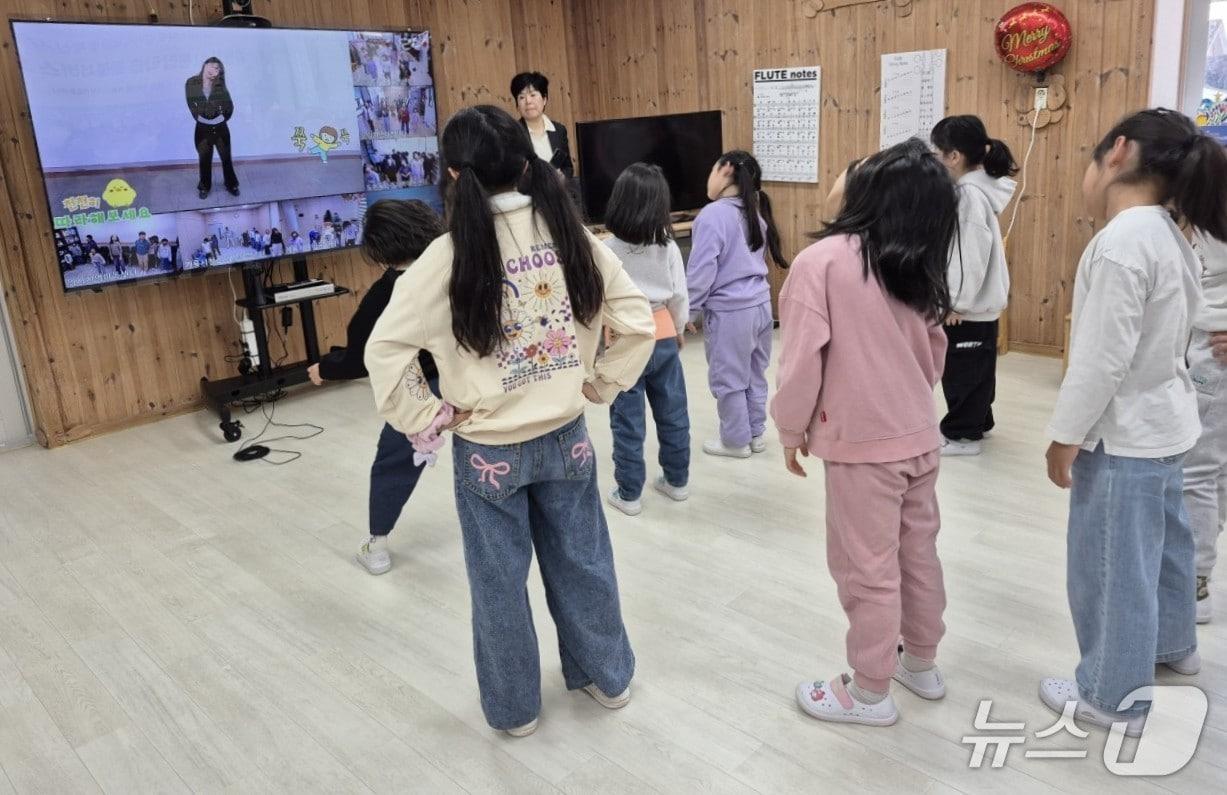 본문 이미지 - 충남 계룡시는 도내 최초로 아동돌봄시설에 최첨단 AI 기반 교육·돌봄 환경을 구축했다고 밝혔다.(계룡시 제공.재판매 및 DB금지)/뉴스1