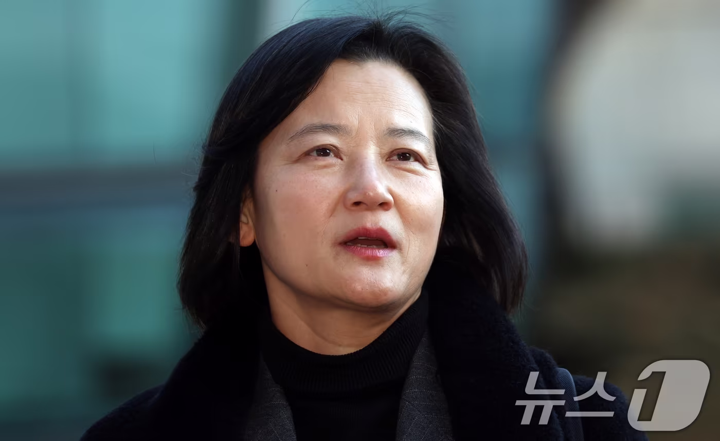 최근 법무부 인사에서 고검검사급 보직으로 사실상 강등된 정유미 검사장이 22일 오전 서울 서초구 서울행정법원에서 열린 인사 효력을 멈춰달라며 낸 집행정지 신청 심문기일에 출석하고 있다. 2025.12.22/뉴스1 ⓒ News1 김명섭 기자