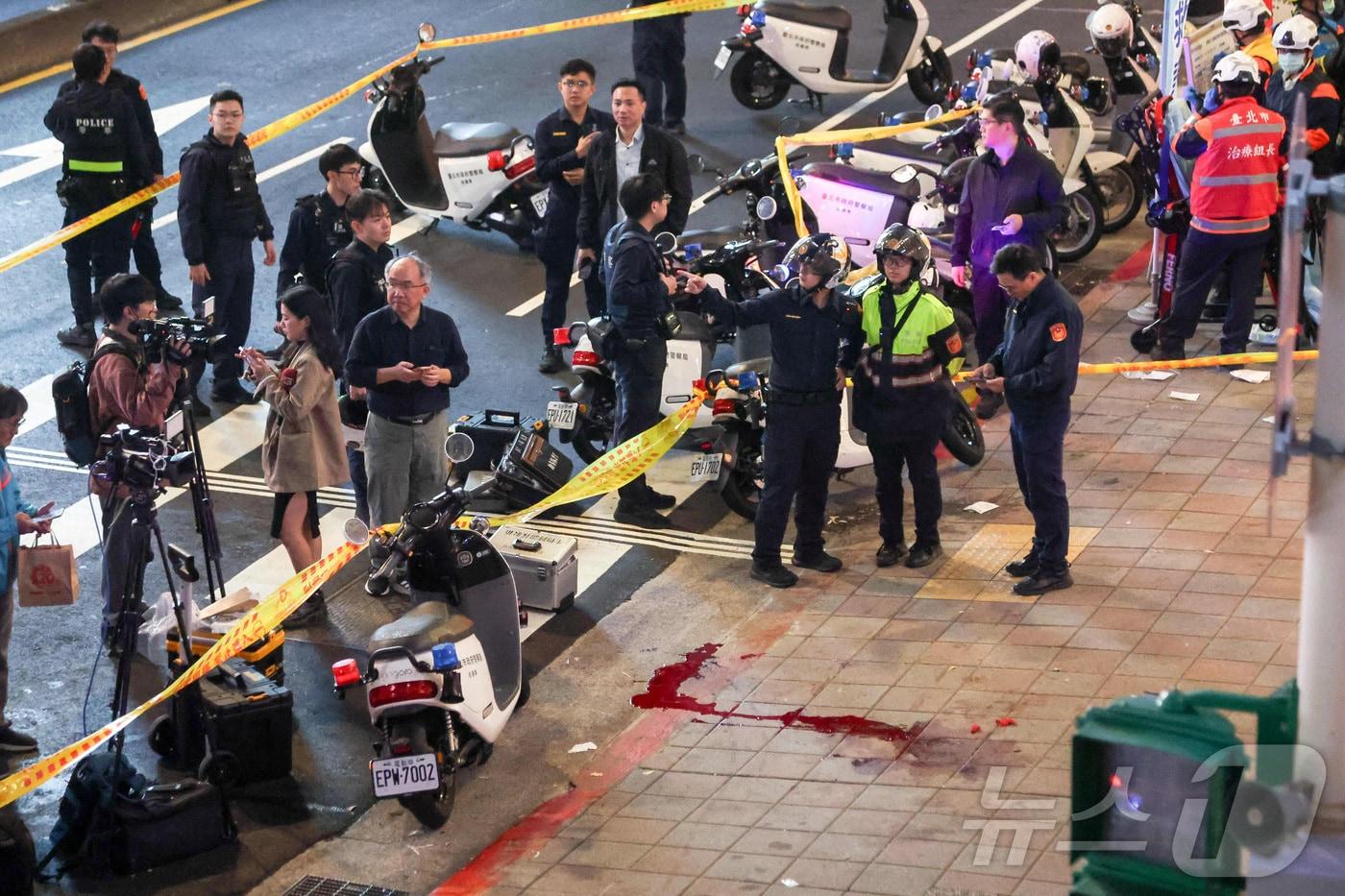 지난 19일 대만 타이베이역과 중산역 인근에서 27세의 장원이 연막탄을 터뜨리고 행인을 공격해 10명이 넘는 사상자가 발생했다. 경찰이 중산역 인근 사건 현장에 서있다. 2025.12.19 ⓒ 로이터=뉴스1 ⓒ News1 정은지 특파원