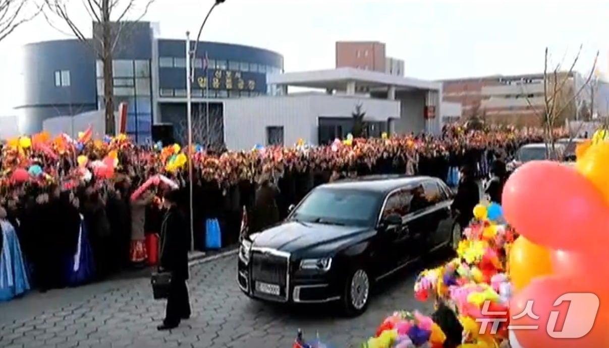 본문 이미지 - 조선중앙TV는 지난 21일 김정은 북한 노동당 총비서가 지난 19일 진행된 신포시 지방공업공장 준공식에 참석한 소식을 보도했다. 김 총비서 전용차에는 '7·27 0001'이라는 새 번호판이 부착된 것이 확인됐다.(조선중앙TV 갈무리)