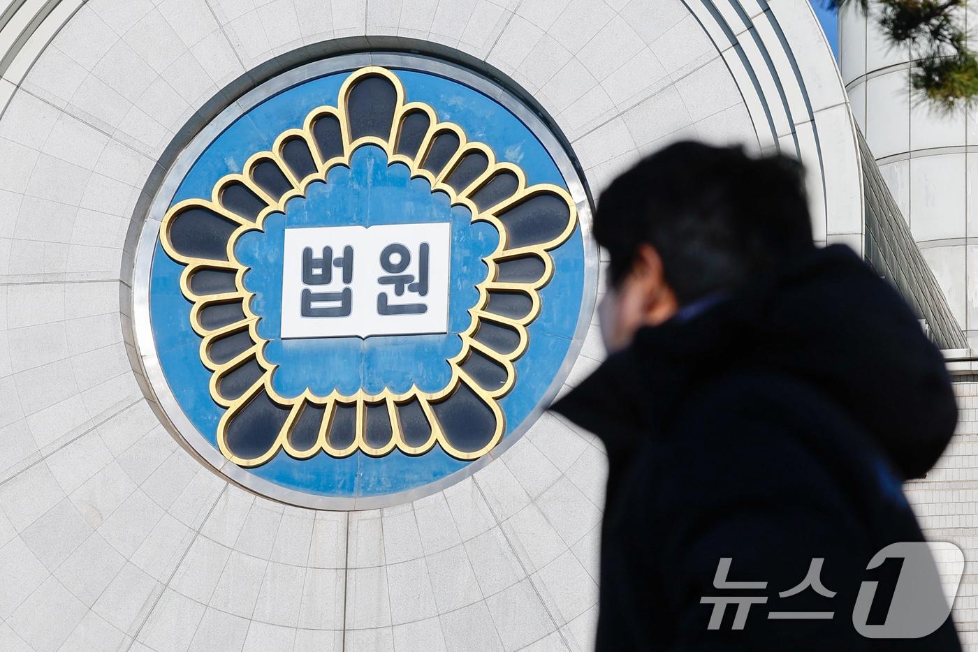 22일 서울 서초구 서울고등법원 앞을 시민들이 지나고 있다. 내란전담재판부 설치법 처리가 임박한 가운데 서울고법은 이날 전체 판사회의를 개최하고 대법원의 '내란 전담재판부 설치 예규'와 관련 후속 조치를 논의할 예정이다. 2025.12.22/뉴스1 ⓒ News1 안은나 기자