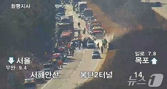 본문 이미지 - 22일 오전 10시 30분쯤 전남 무안군 서해안 고속도로 서울 방면 18㎞ 지점에서 차량 7대가 추돌한 현장 모습. (한국도로공사 갈무리. 재판매 및 DB 금지)