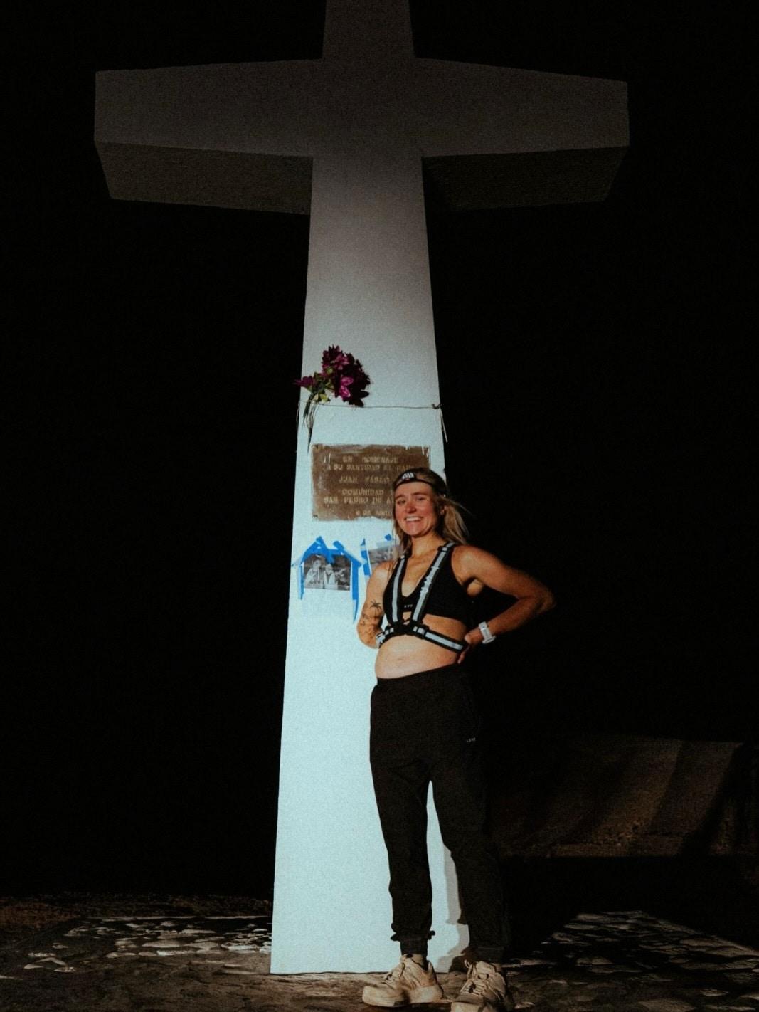 본문 이미지 - 앨리 기번스는 임신 22주차 상태로 칠레 피카에서 산 페드로 데 아타카마까지 300마일(약 480km)를 달려 여자 부문 1위로 트레일러닝 레이스 '더 스피드 프로젝트 아타카마'를 마쳤다. (출처=앨리 기번스 인스타그램)