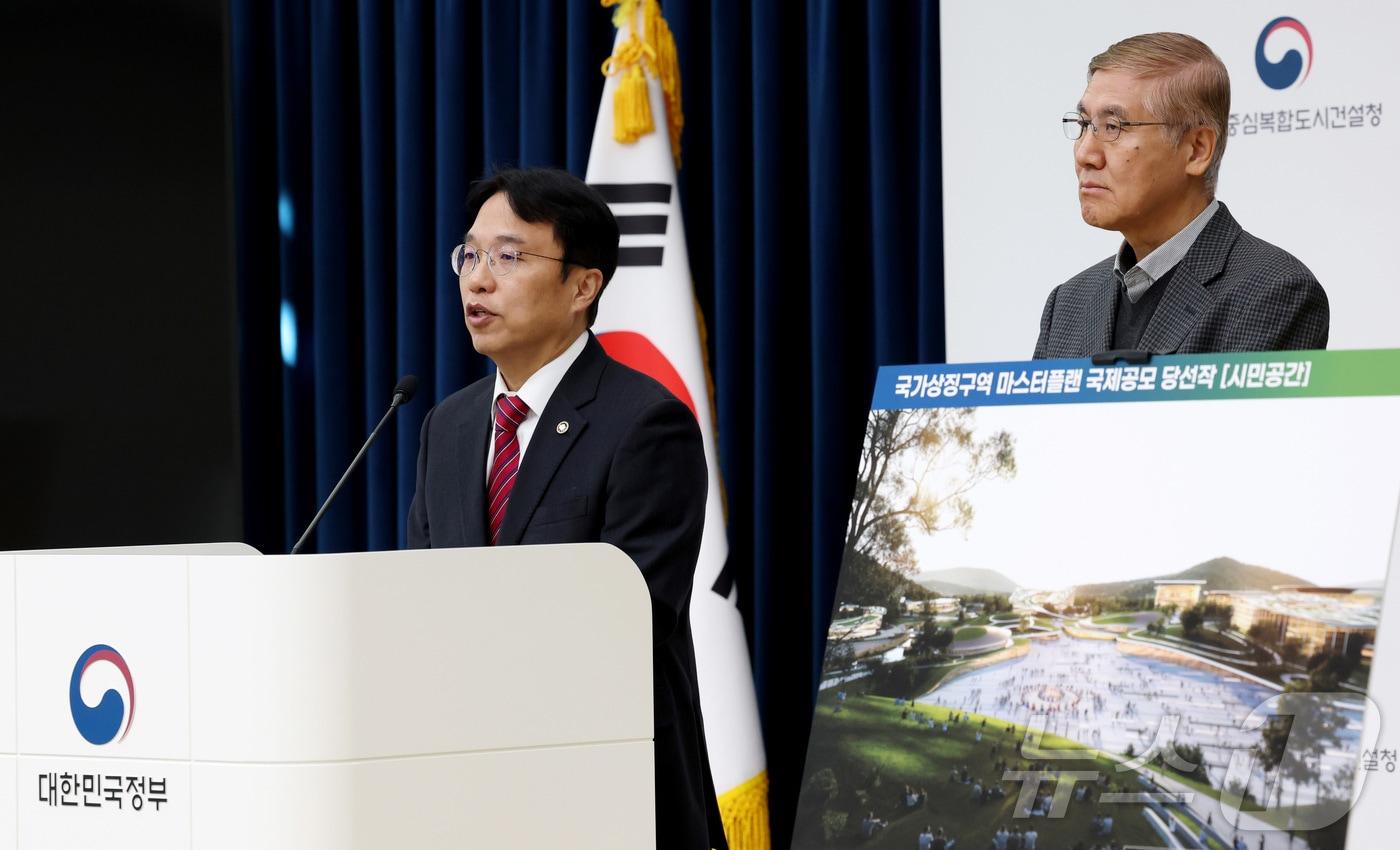 강주엽 행정중심복합도시건설청 청장이 22일 오전 세정시 정부세종청사 중앙동 브리핑실에서 국가상징구역 마스터플랜 국제공모 최종 당선작 발표를 마친 뒤 구자훈 심사위원장과 취재진의 질문에 답변하고 있다. 국가상징구역은 국회 세종의사당, 대통령 세종집무실 그리고 시민공간 등이 조화롭게 연계·조성되어 행정·입법 등 국가 중추기능이 이루어지고 더불어 국민의 일상도 함께하는 국가적 랜드마크 공간으로 대통령 세종집무실은 2030년, 국회 세종의사당은 2033년까지 준공하는 것을 목표로 하고 있다. 2025.12.22/뉴스1 ⓒ News1 김기남 기자