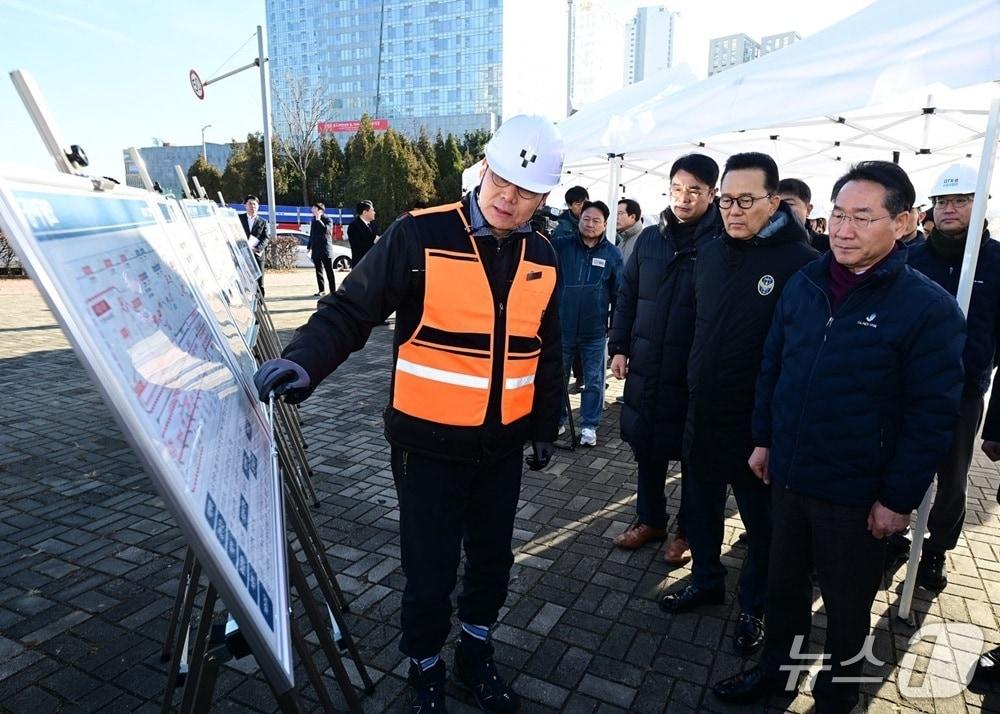 본문 이미지 - 유정복 인천광역시장이 22일 연수구 인천대입구역에서 GTX-B 사업 현장을 점검하고 있다. (인천시 제공.재판매 및 DB금지)