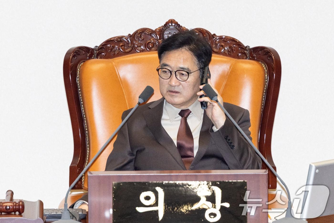 22일 서울 여의도 국회에서 열린 제430회국회(임시회) 제2차 본회의에서 우원식 국회의장이 통화하고 있다. 2025.12.22/뉴스1 ⓒ News1 이승배 기자