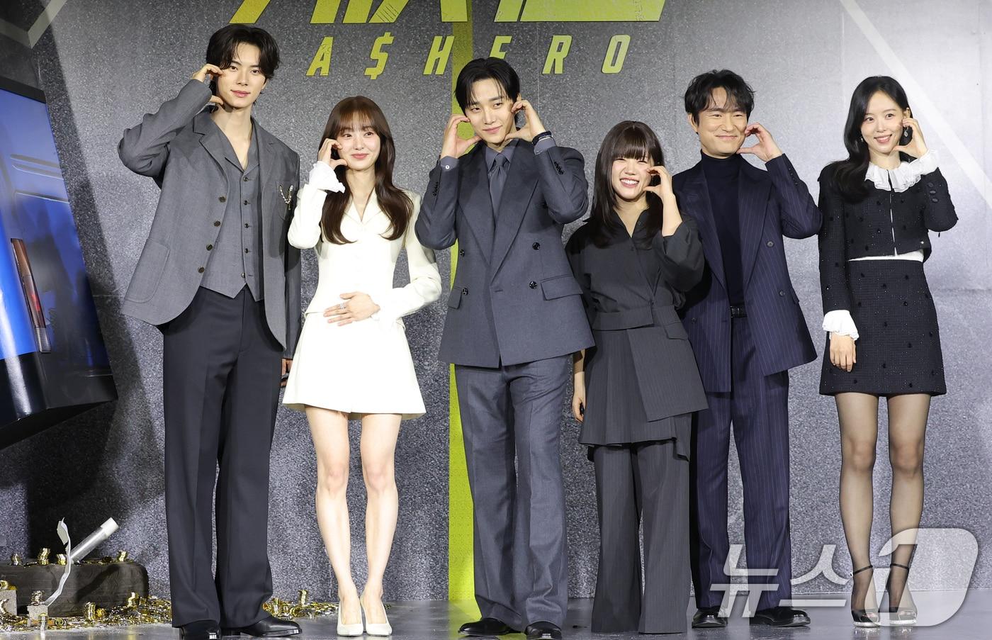 배우 이채민(왼쪽부터)과 김혜준, 이준호, 김향기, 김병철, 강한나가 22일 서울 강남구 웨스틴 서울 파르나스에서 열린 넷플릭스 시리즈 '캐셔로' 제작발표회에 참석해 포즈를 취하고 있다. '캐셔로'는 결혼자금, 집값에 허덕이는 월급쟁이 '상웅'이 손에 쥔 돈만큼 힘이 강해지는 능력을 얻게 되며, 생활비와 초능력 사이에서 흔들리는 생활밀착형 내돈내힘 히어로물이다. 2025.12.22/뉴스1 ⓒ News1 권현진 기자