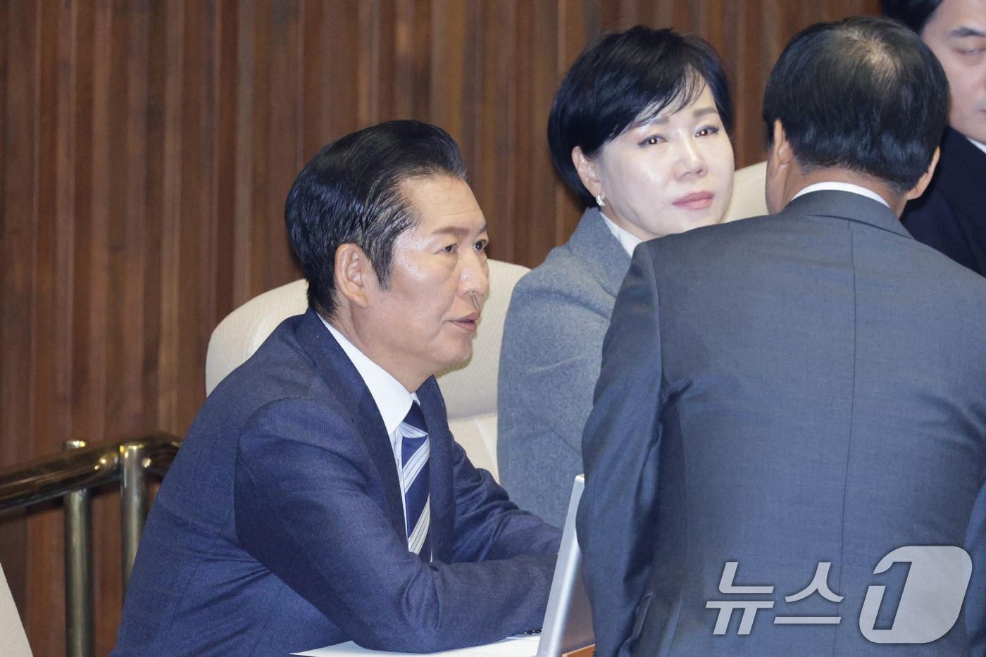 정청래 더불어민주당 대표가 22일 서울 여의도 국회에서 열린 제430회국회(임시회) 제2차 본회의에서 의원들과 대화하고 있다. 2025.12.22/뉴스1 ⓒ News1 신웅수 기자