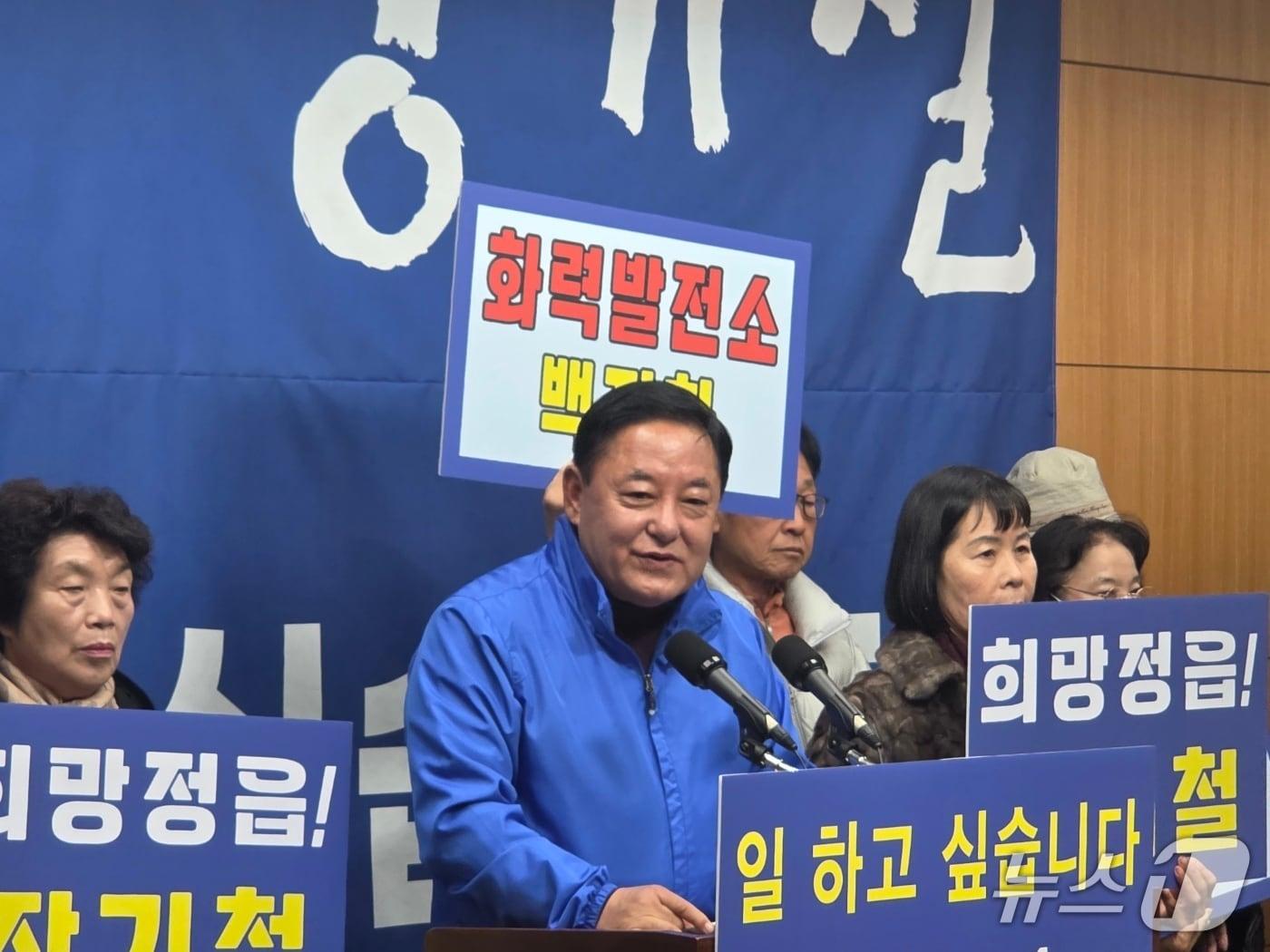 본문 이미지 - 22일 장기철 전 민주당 정읍지역위원장(67)이 전북도의회 브리핑룸에서 출마 기자회견을 갖고 있다./뉴스1 