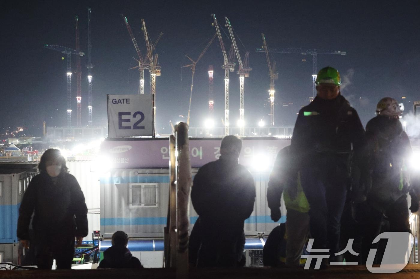22일 오전 6시쯤 경기 평택시 삼성전자 평택캠퍼스 4공장(P4)으로 출근하는 근로자들 뒤로 현재 공사 중인 5공장(P5)의 모습이 보이고 있다. ⓒ News1 김영운 기자