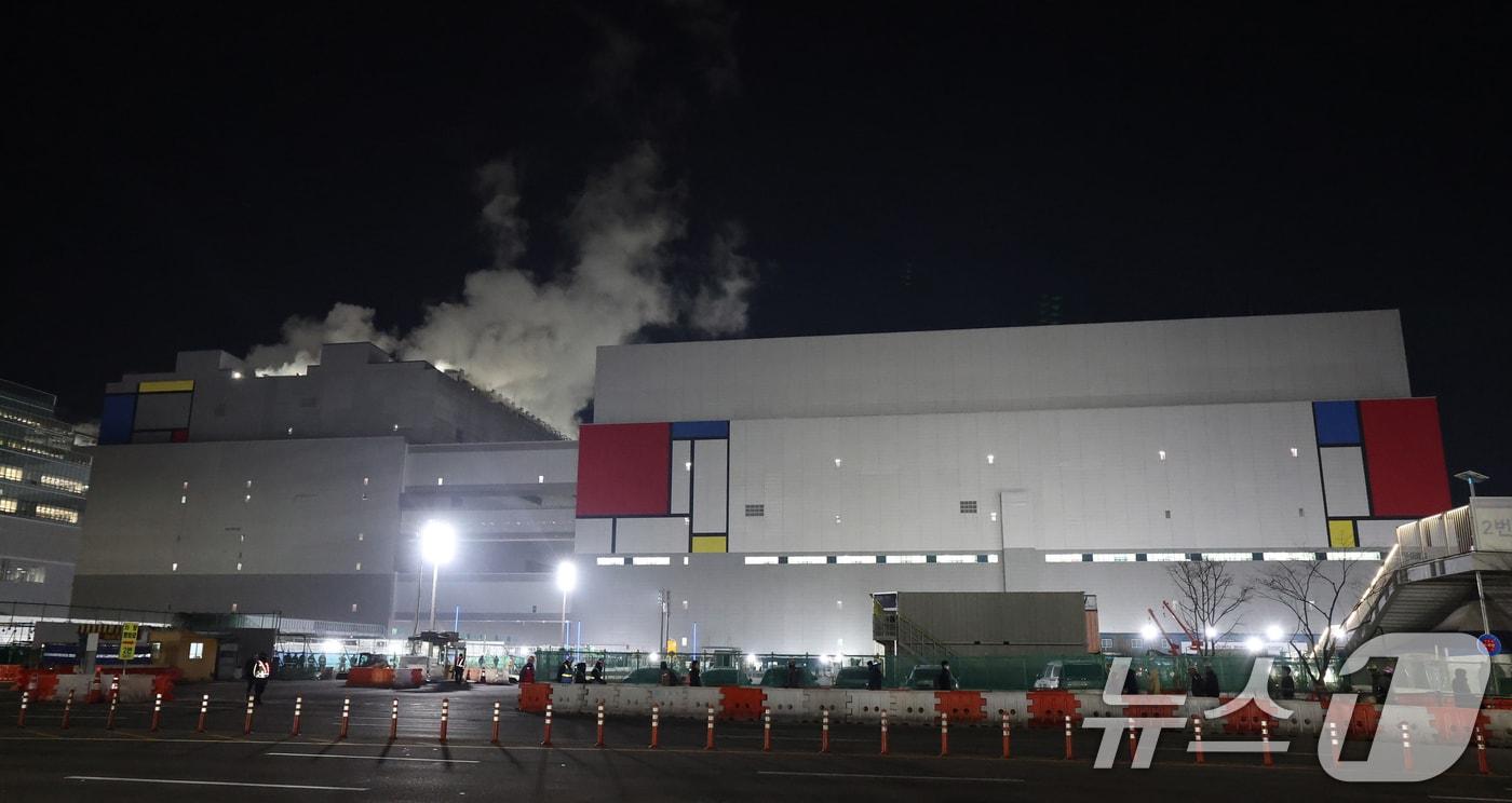 본문 이미지 - 22일 오전 경기 평택시 삼성전자 평택캠퍼스 4공장(P4)의 모습. 2025.12.22/뉴스1 ⓒ News1 김영운 기자