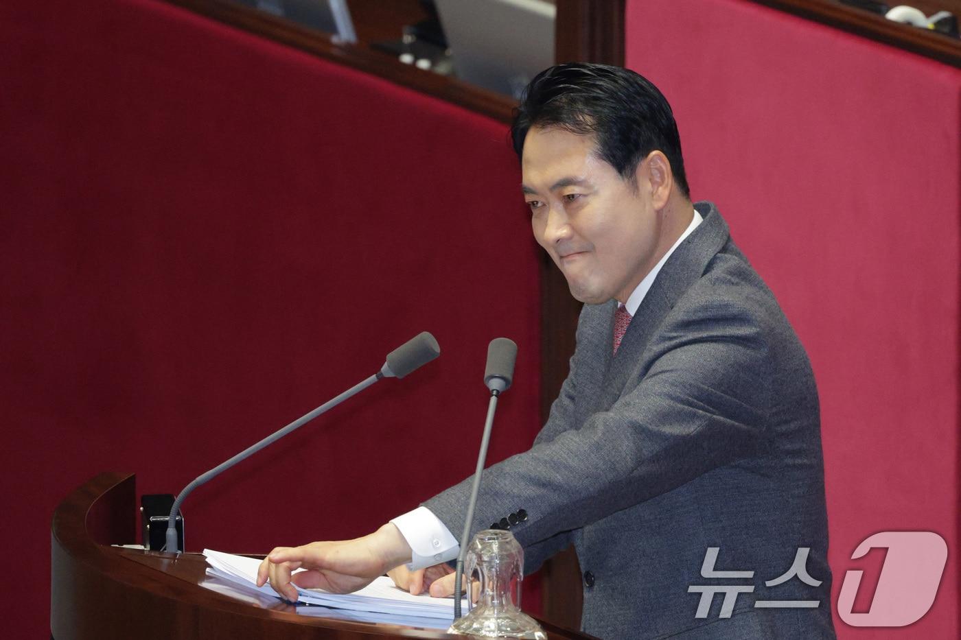 장동혁 국민의힘 대표가 22일 서울 여의도 국회에서 열린 제430회국회(임시회) 제2차 본회의에서 '12·3 윤석열 비상계엄 등에 대한 전담재판부 설치 및 제보자 보호 등에 관한 특별법안(대안)에 대한 수정안'에 대한 무제한 토론(필리버스터)을 하고 있다. 2025.12.22/뉴스1 ⓒ News1 신웅수 기자