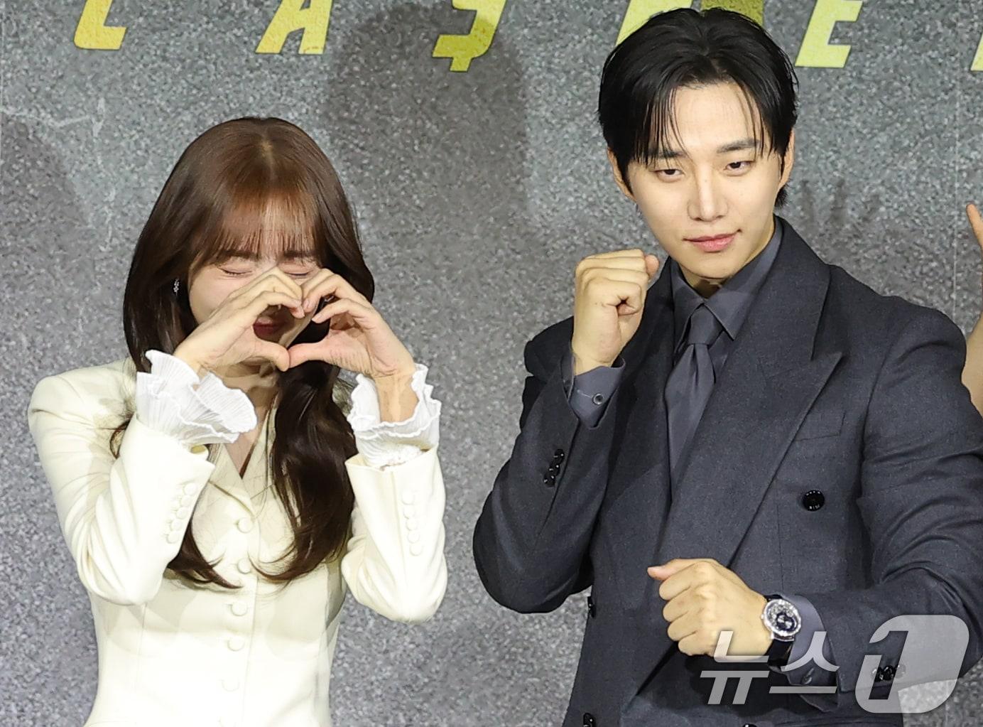 본문 이미지 - 배우 김혜준과 이준호(오른쪽)가 22일 서울 강남구 웨스틴 서울 파르나스에서 열린 넷플릭스 시리즈 '캐셔로' 제작발표회에 참석해 포즈를 취하고 있다. '캐셔로'는 결혼자금, 집값에 허덕이는 월급쟁이 '상웅'이 손에 쥔 돈만큼 힘이 강해지는 능력을 얻게 되며, 생활비와 초능력 사이에서 흔들리는 생활밀착형 내돈내힘 히어로물이다. 2025.12.22/뉴스1 ⓒ News1 권현진 기자