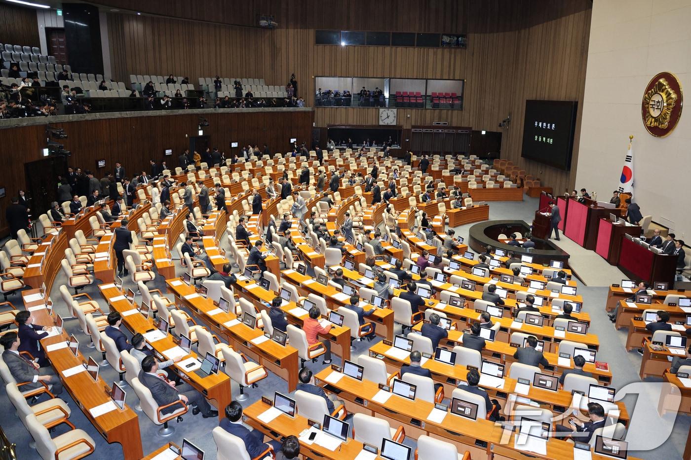 장동혁 국민의힘 대표가 22일 서울 여의도 국회에서 열린 제430회국회(임시회) 제2차 본회의에서 '12·3 윤석열 비상계엄 등에 대한 전담재판부 설치 및 제보자 보호 등에 관한 특별법안(대안)에 대한 수정안'에 대한 무제한 토론(필리버스터)에 돌입하자 더불어민주당 의원들이 퇴장하고 있다. 2025.12.22/뉴스1 ⓒ News1 신웅수 기자